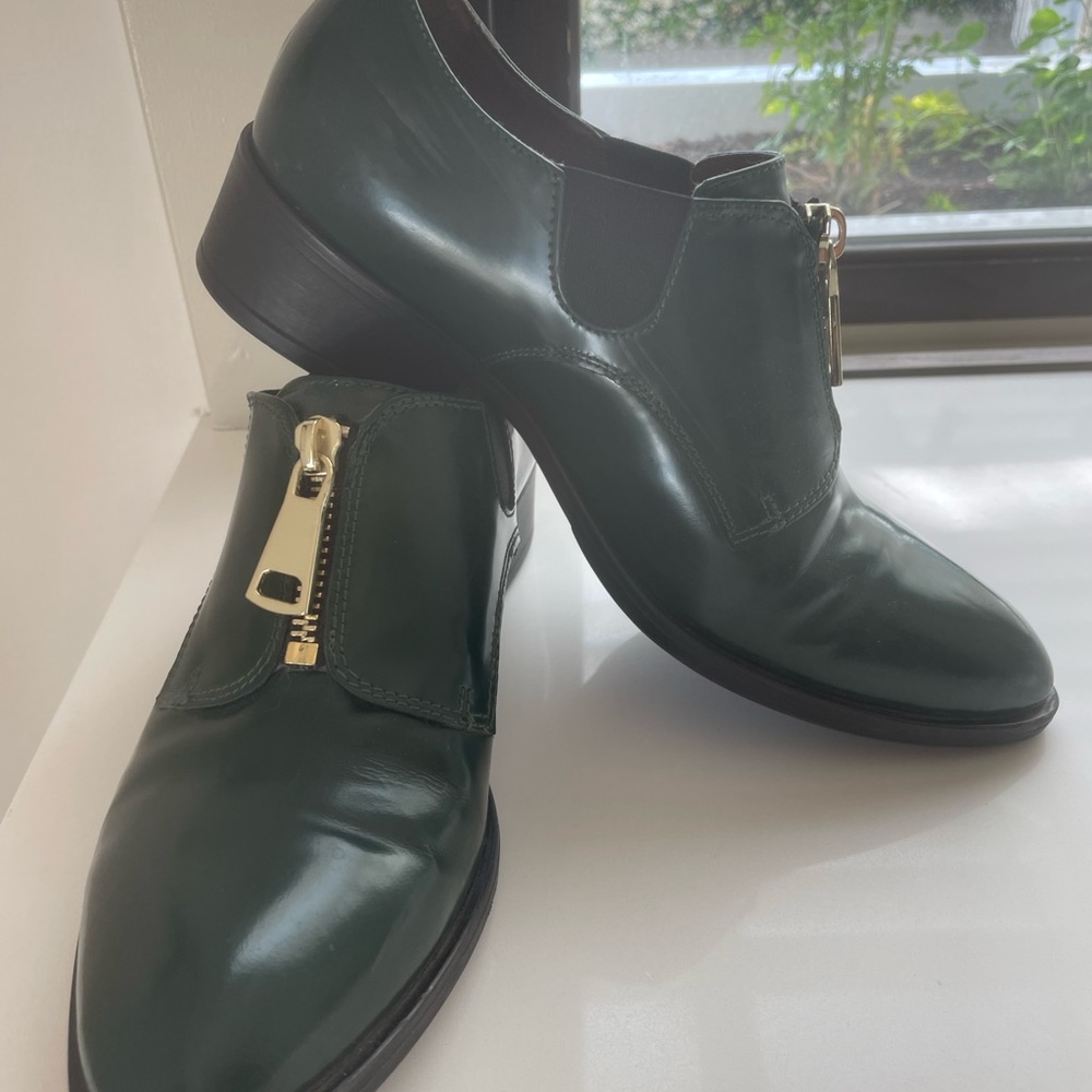 BCBG Women's Antonio Oxford, Italian Leather with gold zip detail EU 37